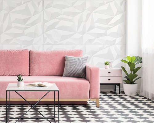 Wohnzimmer mit dreidimensionalen Wandpaneelen, Sofa, Beistelltisch und Zimmerpflanze