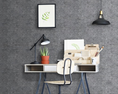 Arbeitszimmer mit Schreibtisch und gemusterter Tapete in Steinoptik