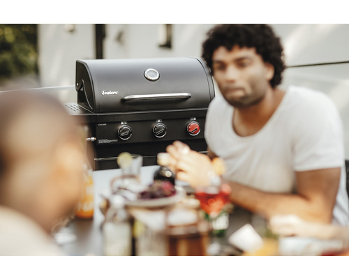 Enders Grill mit Personen im Garten
