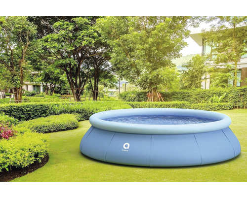 Aufblasbarer Pool im Garten
