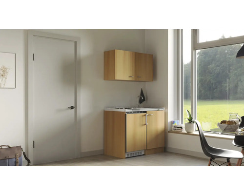 Küchenzeile mit Hängeschrank, Spüle und Kühlschrank neben einer Tür und einem Fenster.