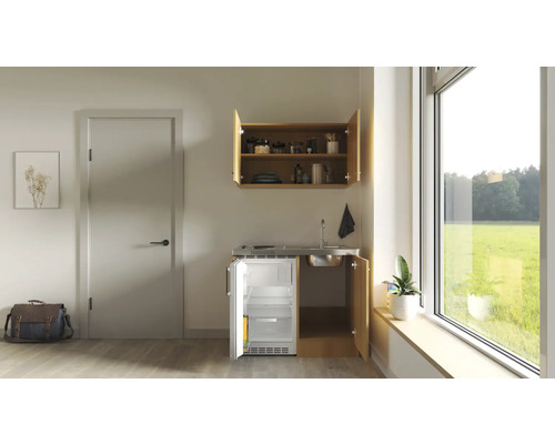 Kompakte Küchenzeile mit Spüle, Kochfeld, Kühlschrank und Hängeschrank in heller, freundlicher Umgebung.