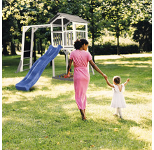 Spielplatz mit Turm, Rutsche und Sandkasten im Garten