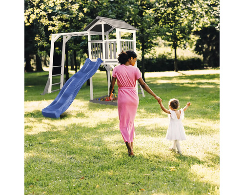 Spielplatz mit Turm, Rutsche und Sandkasten im Garten