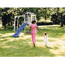 Spielturm mit Rutsche und Klettergerüst im Garten, Mutter und Tochter