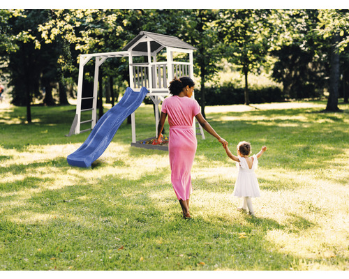 Spielturm mit Rutsche und Klettergerüst im Garten, Mutter und Tochter