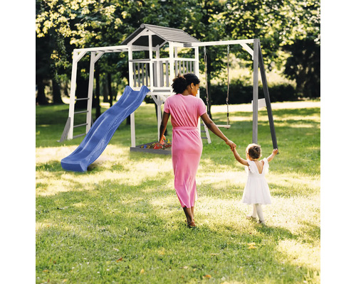 Spielplatz mit Rutsche, Turm und Schaukel im Garten