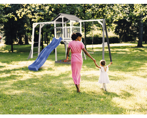 Spielplatz mit Rutsche, Schaukel und Spielturm im Garten