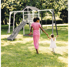 Kinderspielplatz mit Rutsche, Schaukel und Spielturm im Garten