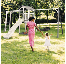 Spielplatz mit Turm, Rutsche und Schaukel für Kinder im Garten