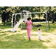 Spielplatz mit Schaukel, Rutsche und Spielhaus im Garten