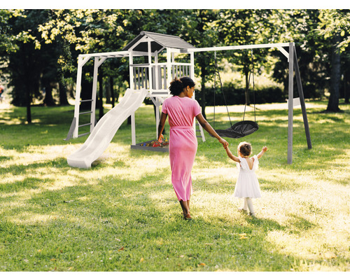 Spielplatz mit Schaukel, Rutsche und Spielhaus im Garten