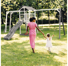 Spielplatz mit Rutsche, Kletterturm und Schaukel im Garten