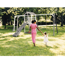 Spielplatz mit Schaukel, Rutsche und Spielturm im Garten