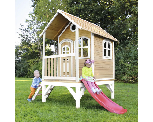 Spielhaus aus Holz mit Rutsche und Kindern im Garten