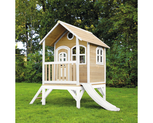 Spielhaus aus Holz mit Rutsche im Garten