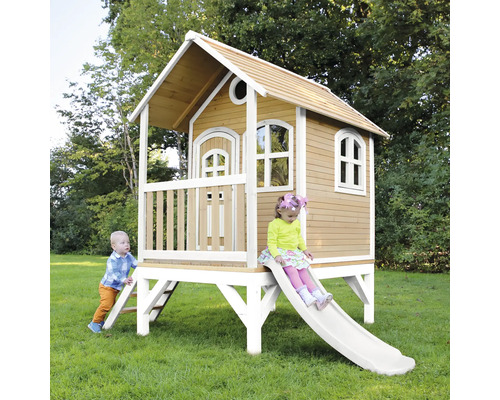 Spielhaus aus Holz mit Rutsche und zwei Kindern im Garten