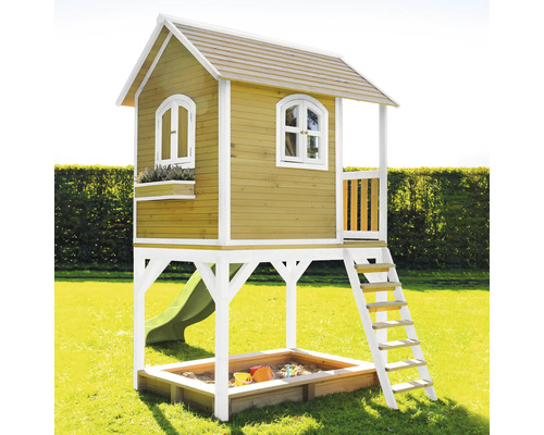 Spielhaus aus Holz mit Sandkasten, Rutsche und Leiter im Garten