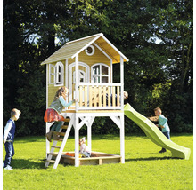 Holzspielhaus mit Rutsche und Sandkasten im Garten