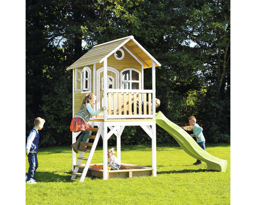 Holzspielhaus mit Rutsche und Sandkasten im Garten