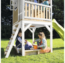 Holzspielhaus mit Rutsche und Sandkasten für Kinder im Garten