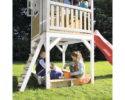 Spielhaus mit Rutsche und Sandkasten mit spielenden Kindern im Garten