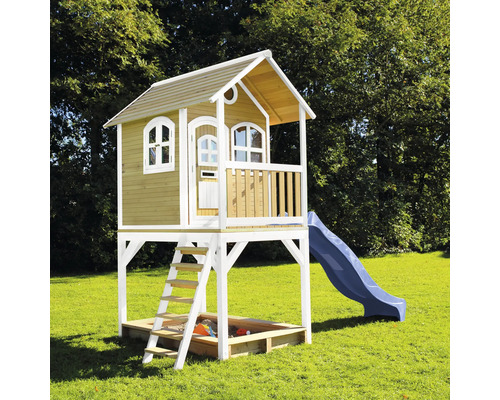 Spielhaus mit Rutsche, Leiter und Sandkasten im Garten.