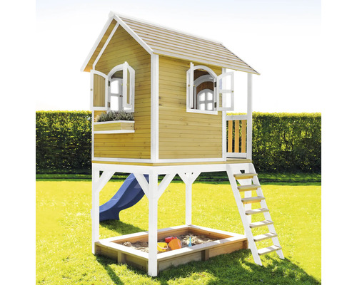 Spielhaus mit Sandkasten, Rutsche und Leiter im Garten