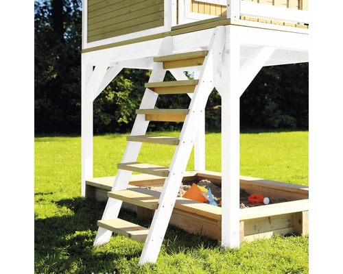 Holzspielhaus mit Leiter und Sandkasten