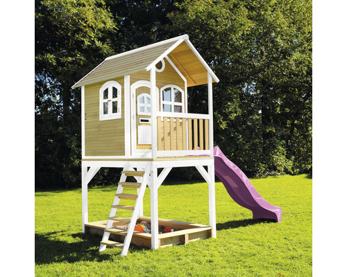 Spielhaus mit Rutsche und Sandkasten im Garten