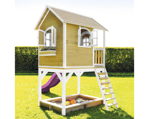 Spielhaus mit Rutsche, Sandkasten und Leiter im Garten