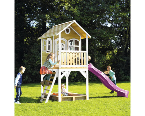 Spielhaus mit Rutsche und Sandkasten im Garten mit spielenden Kindern.