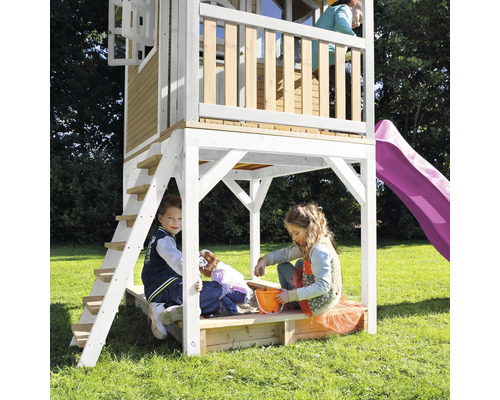 Spielturm mit Rutsche und Sandkasten für Kinder im Garten.
