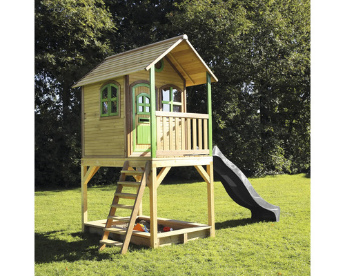 Holzspielhaus mit Rutsche, Leiter und Sandkasten im Garten.