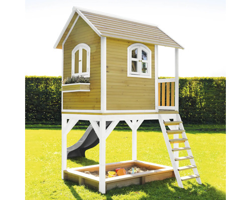 Holzspielhaus mit Rutsche, Sandkasten und Leiter im Garten