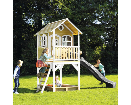 Holzspielhaus mit Rutsche und Sandkasten im Garten mit spielenden Kindern