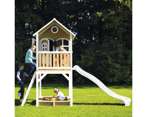 Kinderspielhaus mit Rutsche und Sandkasten im Garten