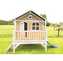 Spielhaus aus Holz mit Rutsche und Veranda im Garten.