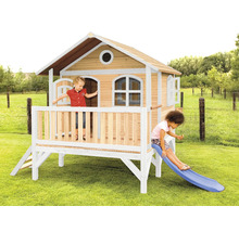 Kinderspielhaus aus Holz mit Rutsche und zwei Kindern im Garten