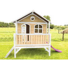 Spielhaus aus Holz mit Rutsche im Garten