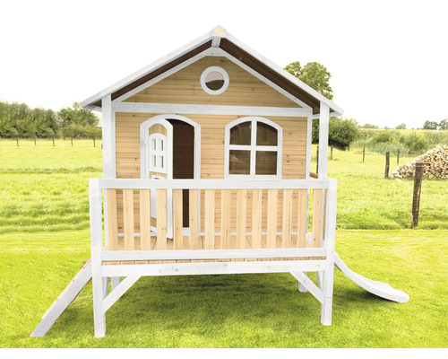 Holzspielhaus mit Rutsche im Garten