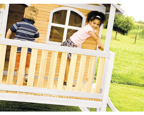 Kinder spielen in einem Holzspielhaus mit Geländer