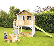 Spielhaus mit Sandkasten, Rutsche und Picknicktisch für Kinder im Garten.