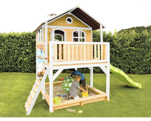 Spielhaus mit Sandkasten und Rutsche im Garten