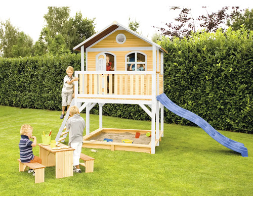 Holzspielhaus mit Sandkasten, Rutsche und Picknicktisch im Garten