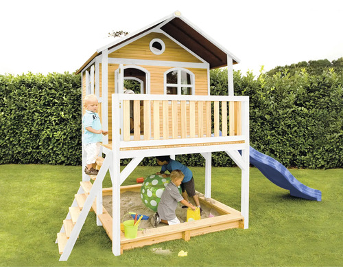 Spielhaus mit Sandkasten und Rutsche im Garten mit spielenden Kindern.