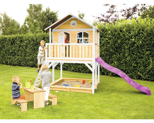 Spielhaus mit Sandkasten, Rutsche und Picknicktisch im Garten