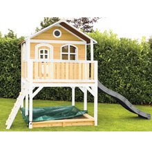 Spielhaus aus Holz mit Rutsche und Sandkasten im Garten