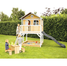 Holzspielhaus mit Rutsche, Sandkasten und Kindersitzgruppe im Garten