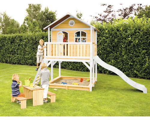 Spielhaus mit Rutsche, Sandkasten und Picknicktisch im Garten.